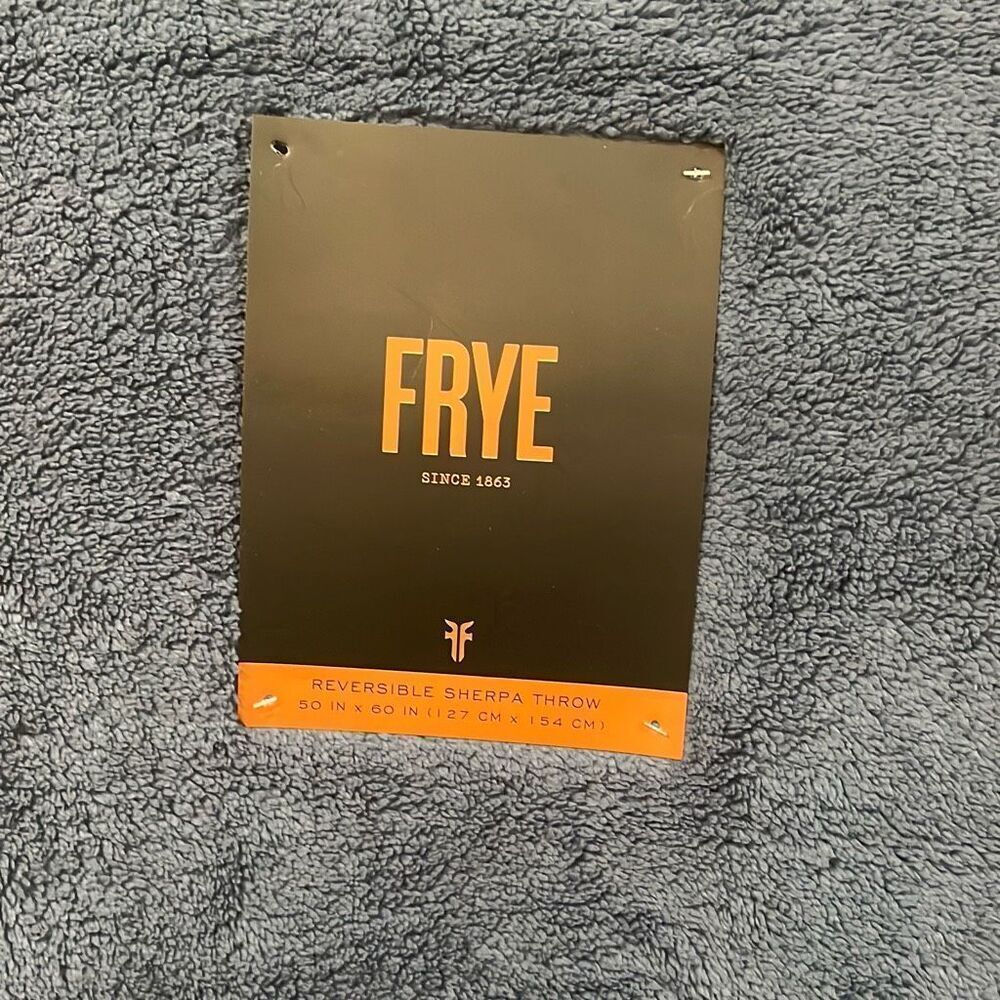 Frye NWT Sherpa Blanket Throw Reversible white Blue 50" x 60" - Picture 3 of 8